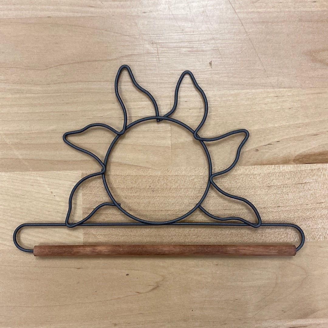Decorate your home for Spring with the mini quilt applique pattern, Birds ‘n Spring Violets (P233) by PatchAbilities! A garden lovers scene with terra cotta pots, a gardening spade, violets, and birds. Photo shows the Ackfeld 6" Sun Hanger.